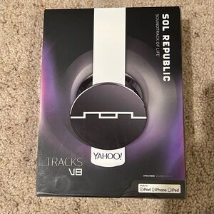 NIB RARE Limited Edition Yahoo! Branded Sol Republic Tracks V8 Headphones